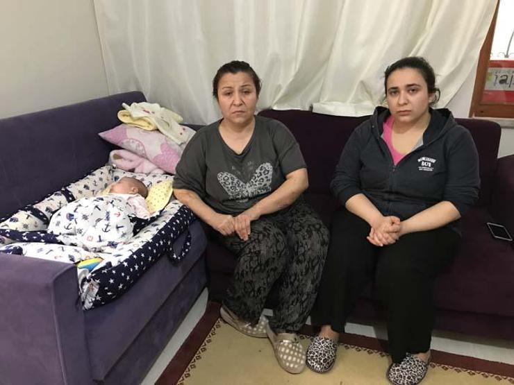 Karısını, 40 günlük bebeğini ve üvey kızını bıçakladı
