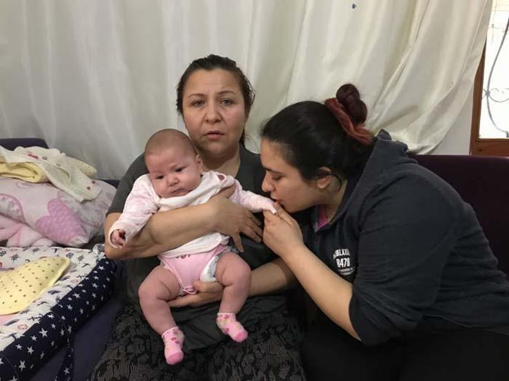 Karısını, 40 günlük bebeğini ve üvey kızını bıçakladı
