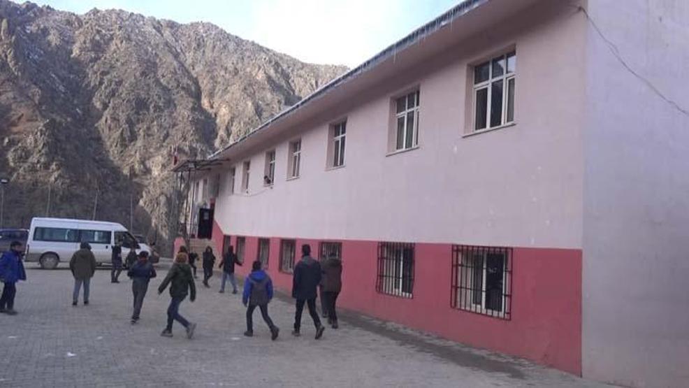 384 basamaklı merdivenle okullarına ulaşıyorlar