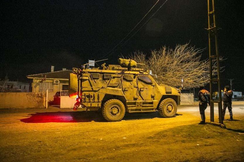 Suriye sınırına askeri sevkiyat sürüyor