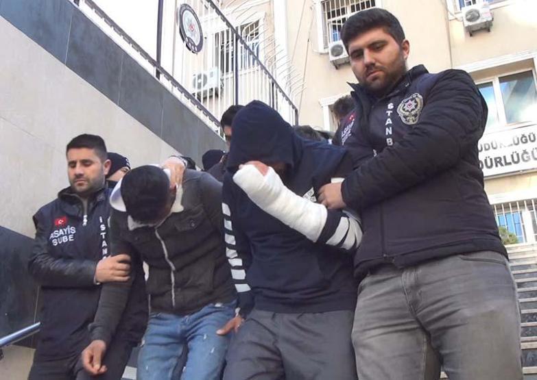 Lüks otomobillerin farlarını çalan çete yakalandı... Hırsızlık anları kamerada