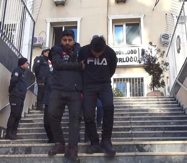 Lüks otomobillerin farlarını çalan çete yakalandı... Hırsızlık anları kamerada