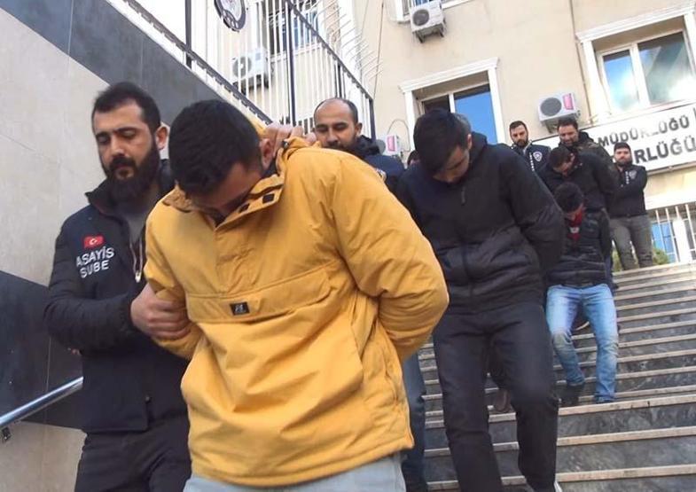 Lüks otomobillerin farlarını çalan çete yakalandı... Hırsızlık anları kamerada