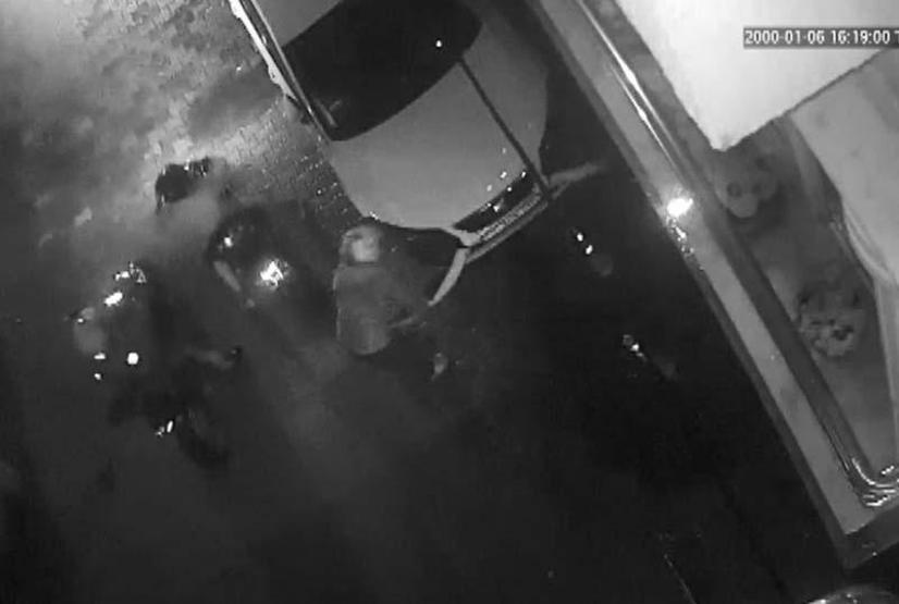 Lüks otomobillerin farlarını çalan çete yakalandı... Hırsızlık anları kamerada