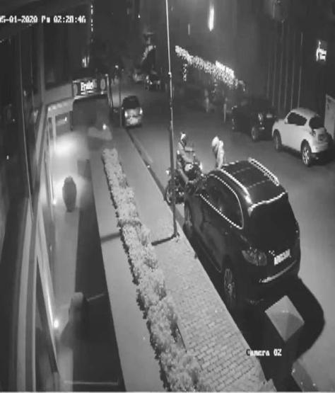 Lüks otomobillerin farlarını çalan çete yakalandı... Hırsızlık anları kamerada