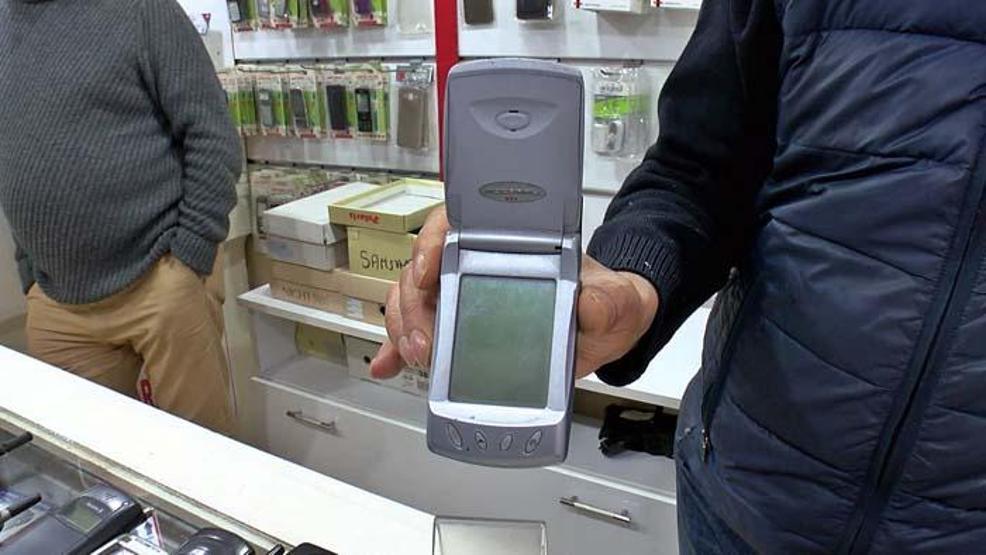 25 yıldır cep telefonu biriktiriyor