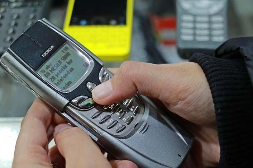 25 yıldır cep telefonu biriktiriyor