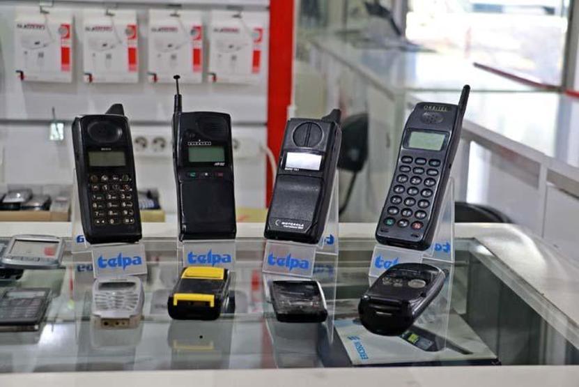 25 yıldır cep telefonu biriktiriyor