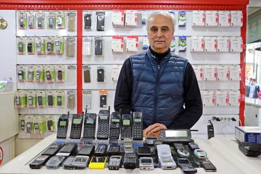 25 yıldır cep telefonu biriktiriyor