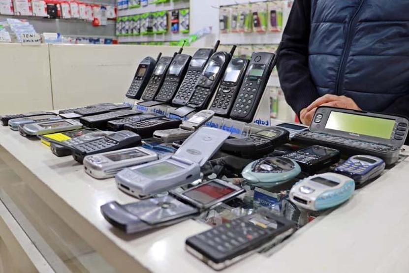 25 yıldır cep telefonu biriktiriyor
