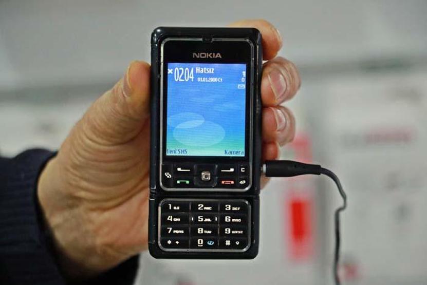 25 yıldır cep telefonu biriktiriyor