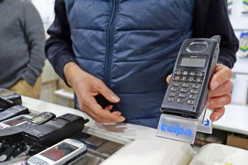 25 yıldır cep telefonu biriktiriyor