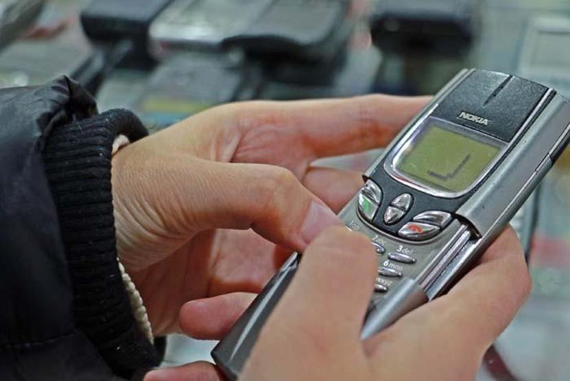 25 yıldır cep telefonu biriktiriyor
