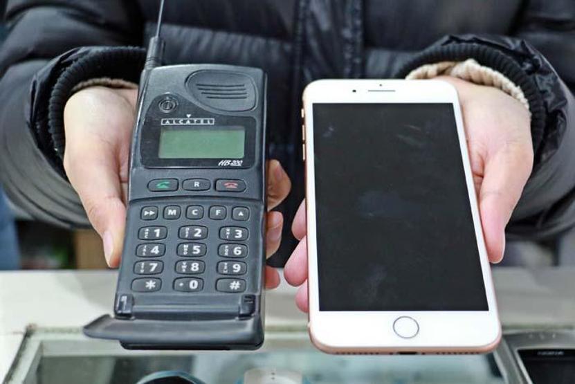 25 yıldır cep telefonu biriktiriyor