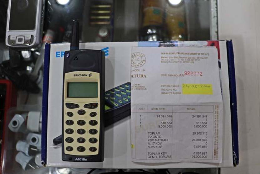 25 yıldır cep telefonu biriktiriyor