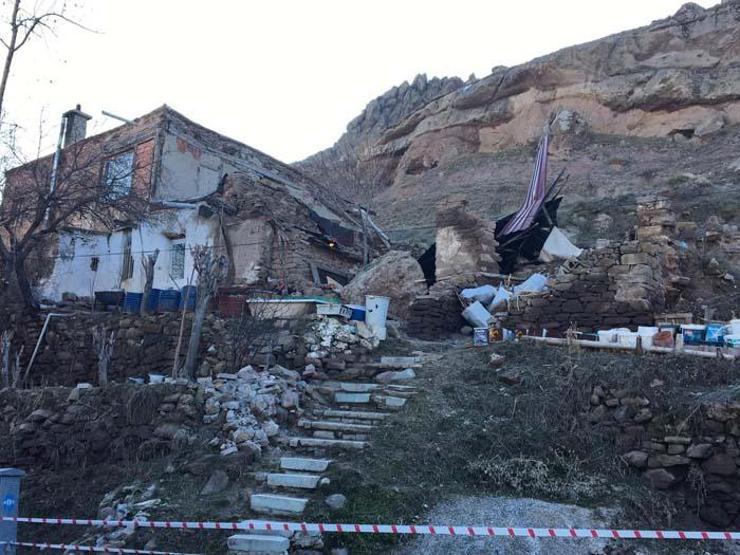 Müştemilata 10 tonluk kaya düştü
