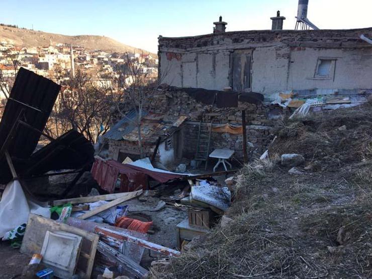 Müştemilata 10 tonluk kaya düştü