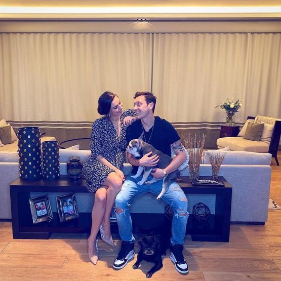 Mesut Özilin eşi Amine Gülşeden müjdeli haber