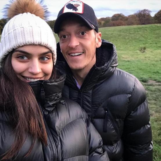 Mesut Özilin eşi Amine Gülşeden müjdeli haber