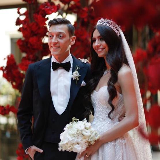 Mesut Özilin eşi Amine Gülşeden müjdeli haber