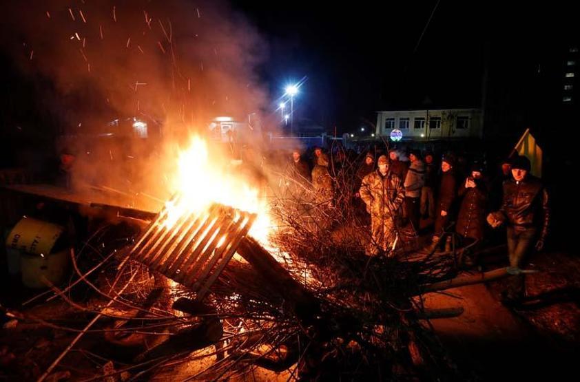 Koronavirüs protestosu Tahliye edilenleri taş yağmuruna tuttular