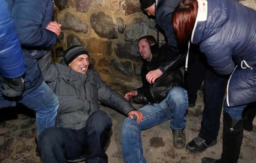 Koronavirüs protestosu Tahliye edilenleri taş yağmuruna tuttular