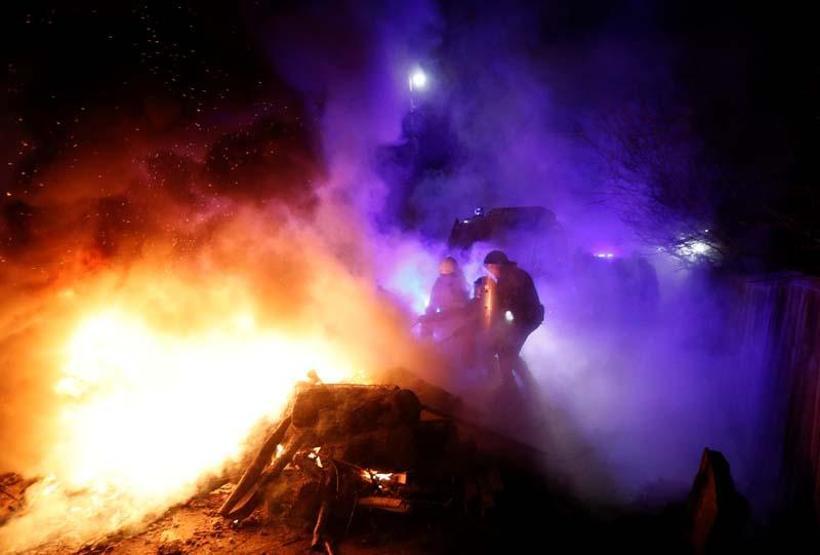 Koronavirüs protestosu Tahliye edilenleri taş yağmuruna tuttular