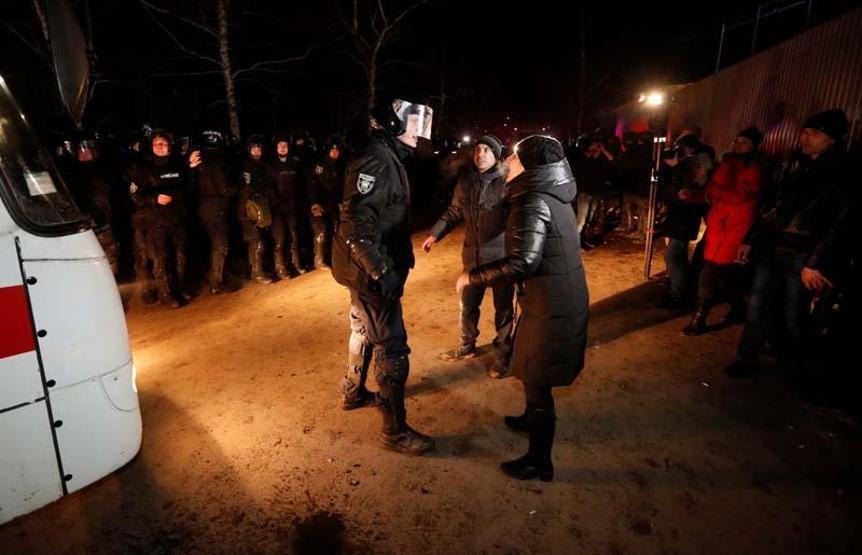 Koronavirüs protestosu Tahliye edilenleri taş yağmuruna tuttular