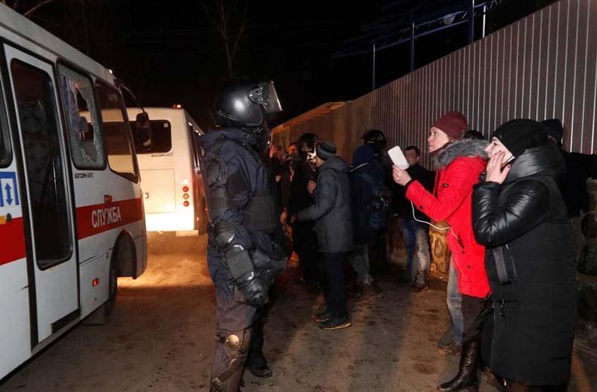 Koronavirüs protestosu Tahliye edilenleri taş yağmuruna tuttular