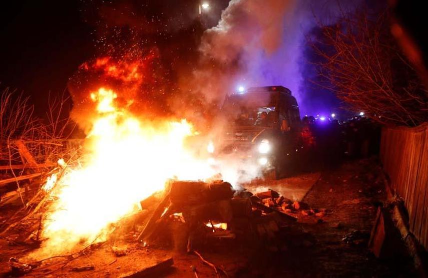 Koronavirüs protestosu Tahliye edilenleri taş yağmuruna tuttular