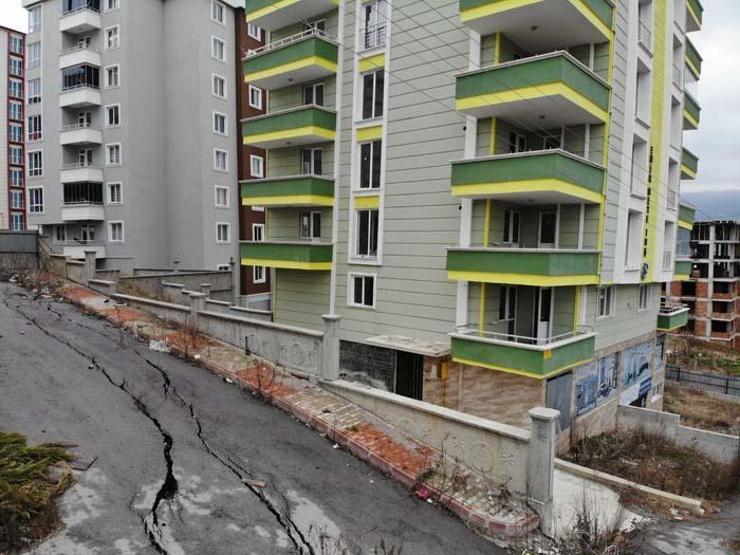 Zemini kayan binanın yıkımı için karar bekleniyor