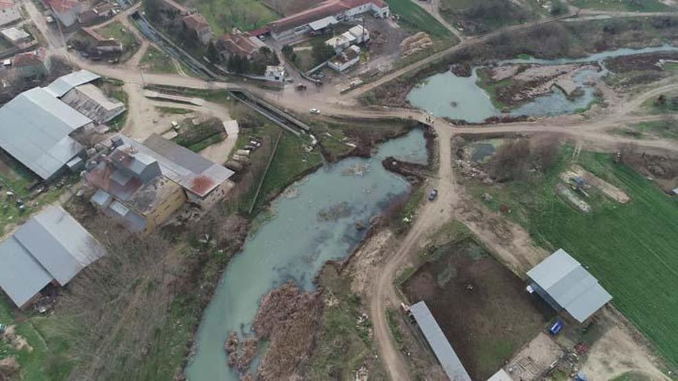 Teke Deresi kirlilikten beyaz ve gri renkte akıyor