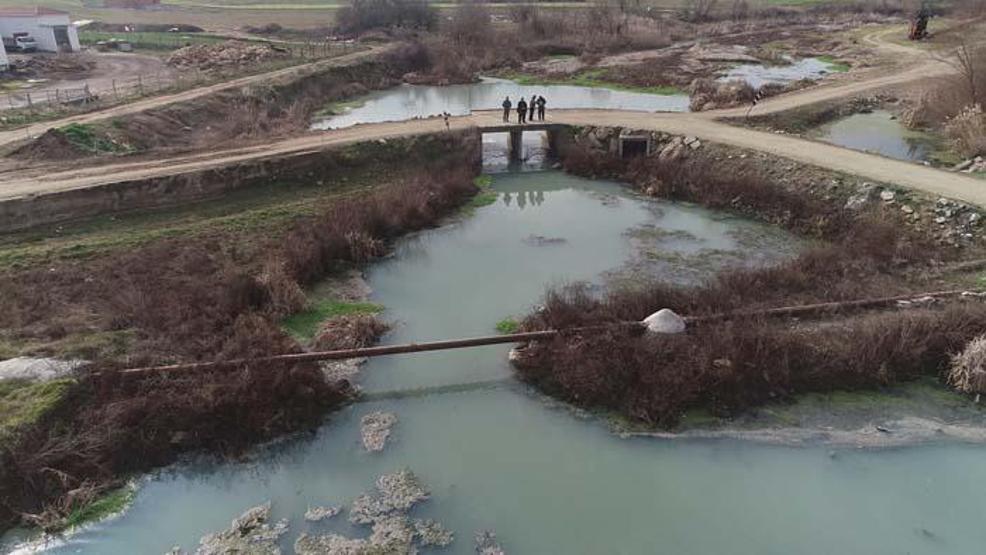 Teke Deresi kirlilikten beyaz ve gri renkte akıyor