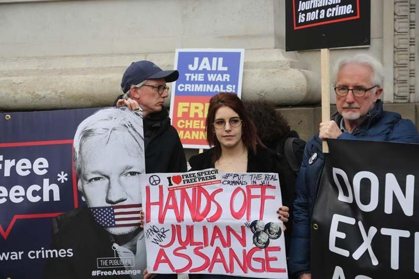 Assange gösterisinde dikkat çeken detaylar