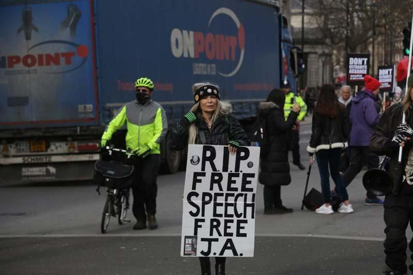 Assange gösterisinde dikkat çeken detaylar