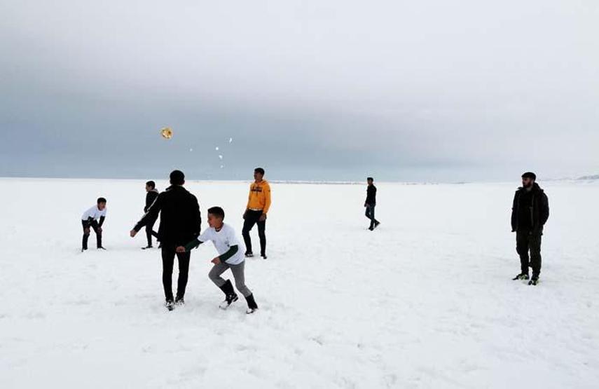 Donan göl üzerinde futbol keyfi
