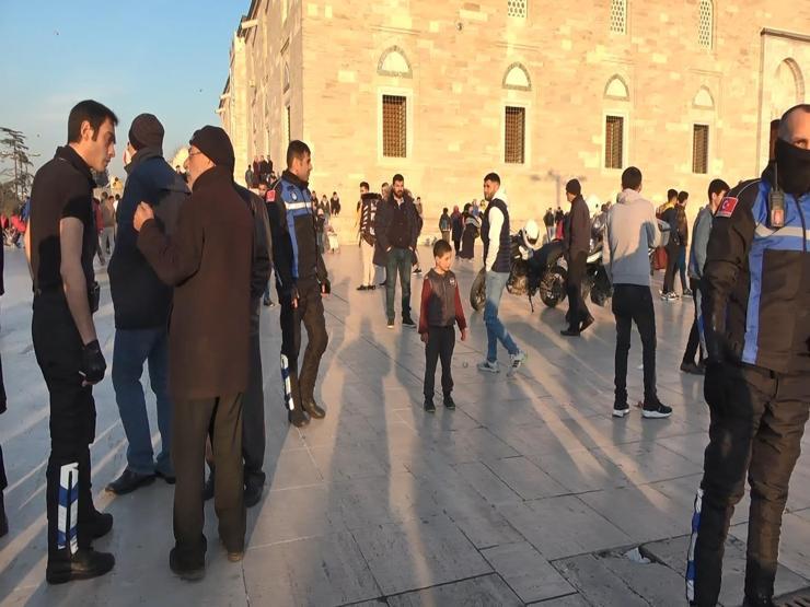 Fatih Camiinin avlusunda bıçaklı kavga