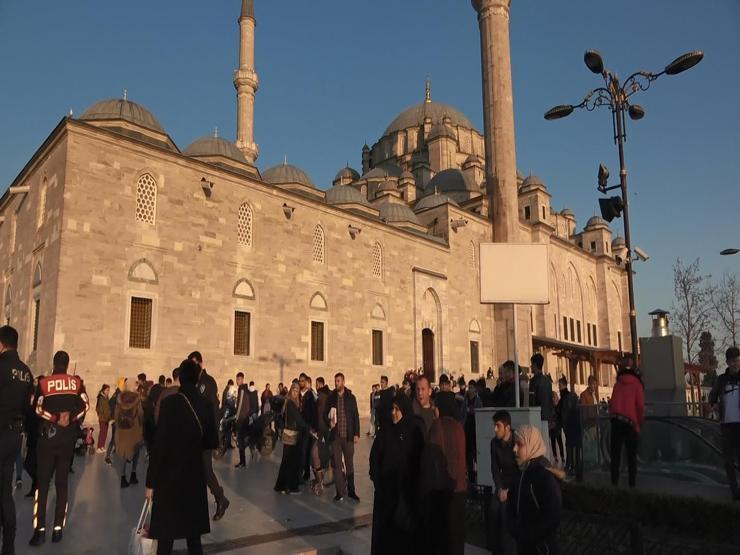 Fatih Camiinin avlusunda bıçaklı kavga