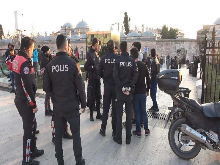 Fatih Camiinin avlusunda bıçaklı kavga