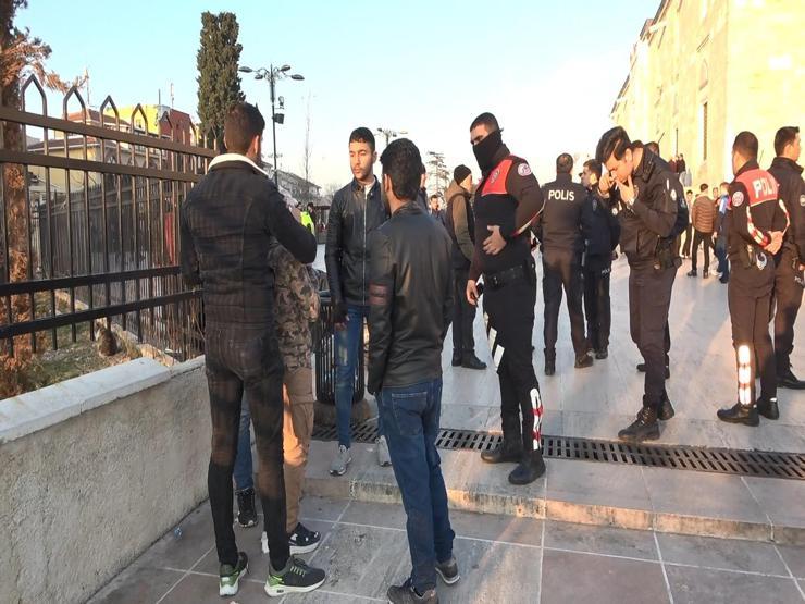 Fatih Camiinin avlusunda bıçaklı kavga