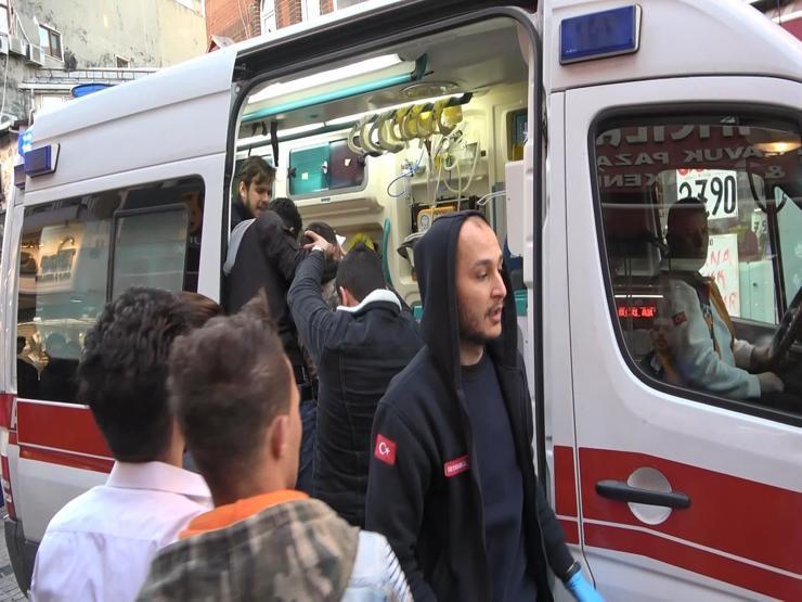 Fatih Camiinin avlusunda bıçaklı kavga