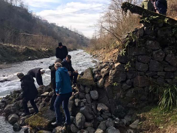 Tarihi Aşıklar Köprüsü yıkıldı
