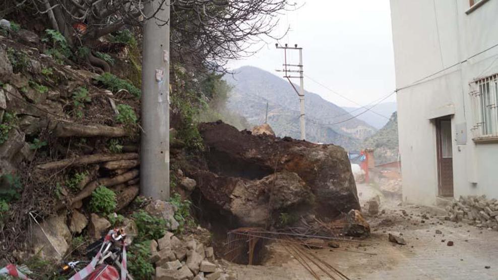 Aydında heyelan yolu kapattı