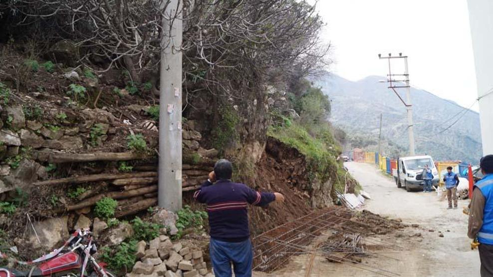 Aydında heyelan yolu kapattı