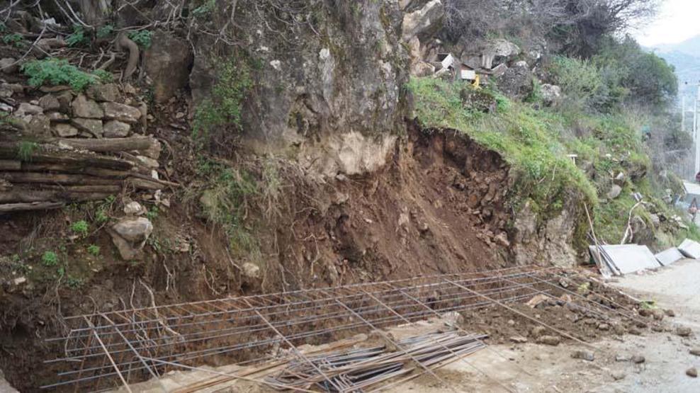 Aydında heyelan yolu kapattı