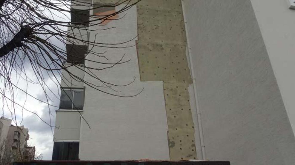 Şiddetli rüzgar apartmanın dış cephesini söktü