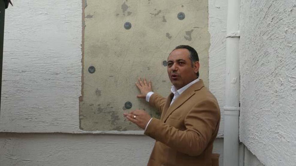 Şiddetli rüzgar apartmanın dış cephesini söktü