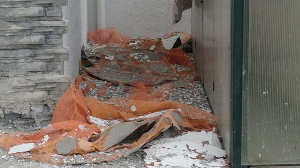 Şiddetli rüzgar apartmanın dış cephesini söktü