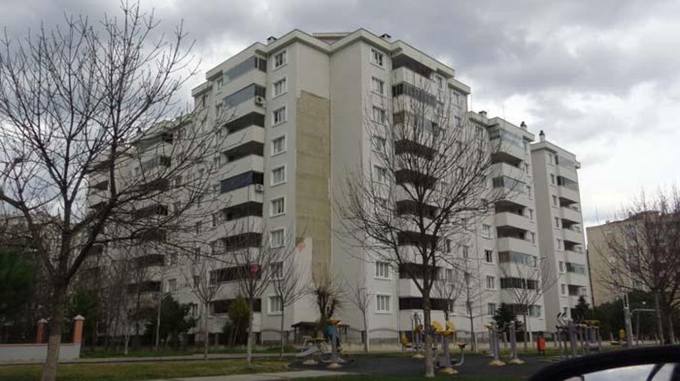 Şiddetli rüzgar apartmanın dış cephesini söktü