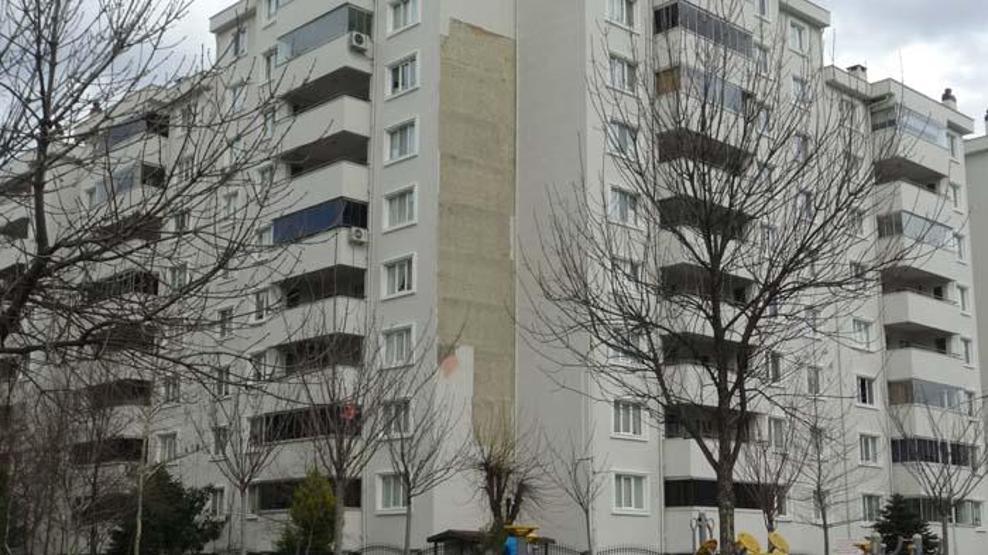 Şiddetli rüzgar apartmanın dış cephesini söktü